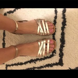 Strappt flat sandals